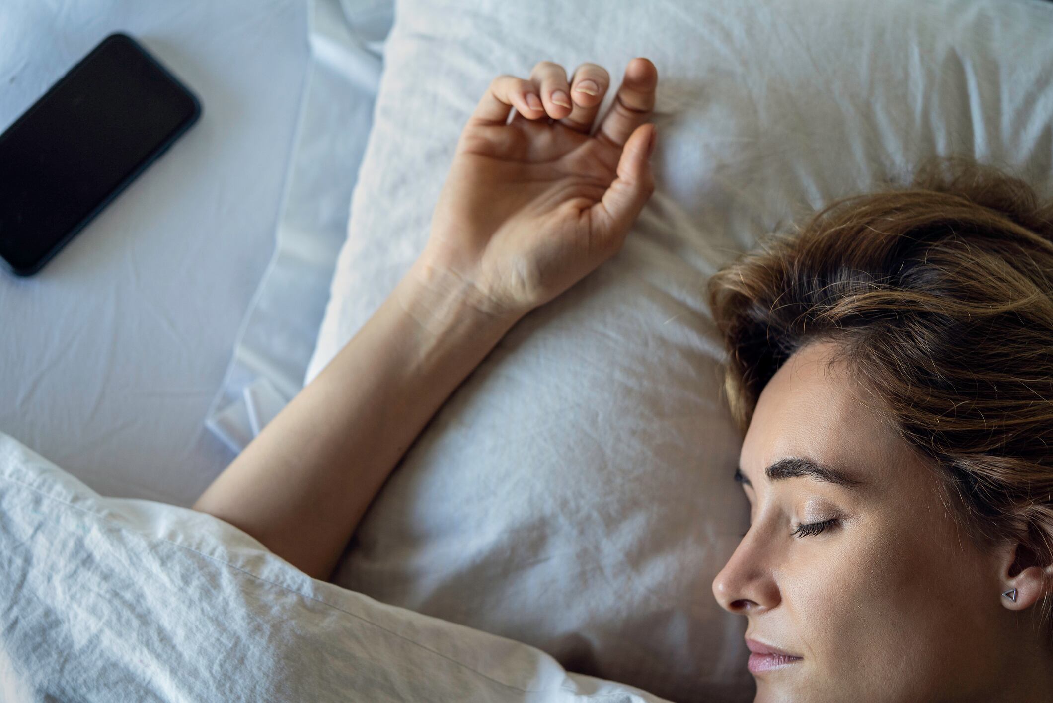 ¿Qué tan malo es dormir con el celular debajo o al lado de la almohada? // Getty Images