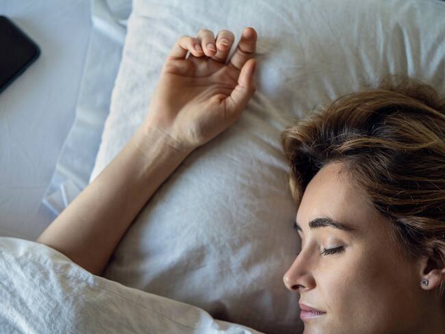 ¿Qué tan malo es dormir con el celular debajo o al lado de la almohada? // Getty Images