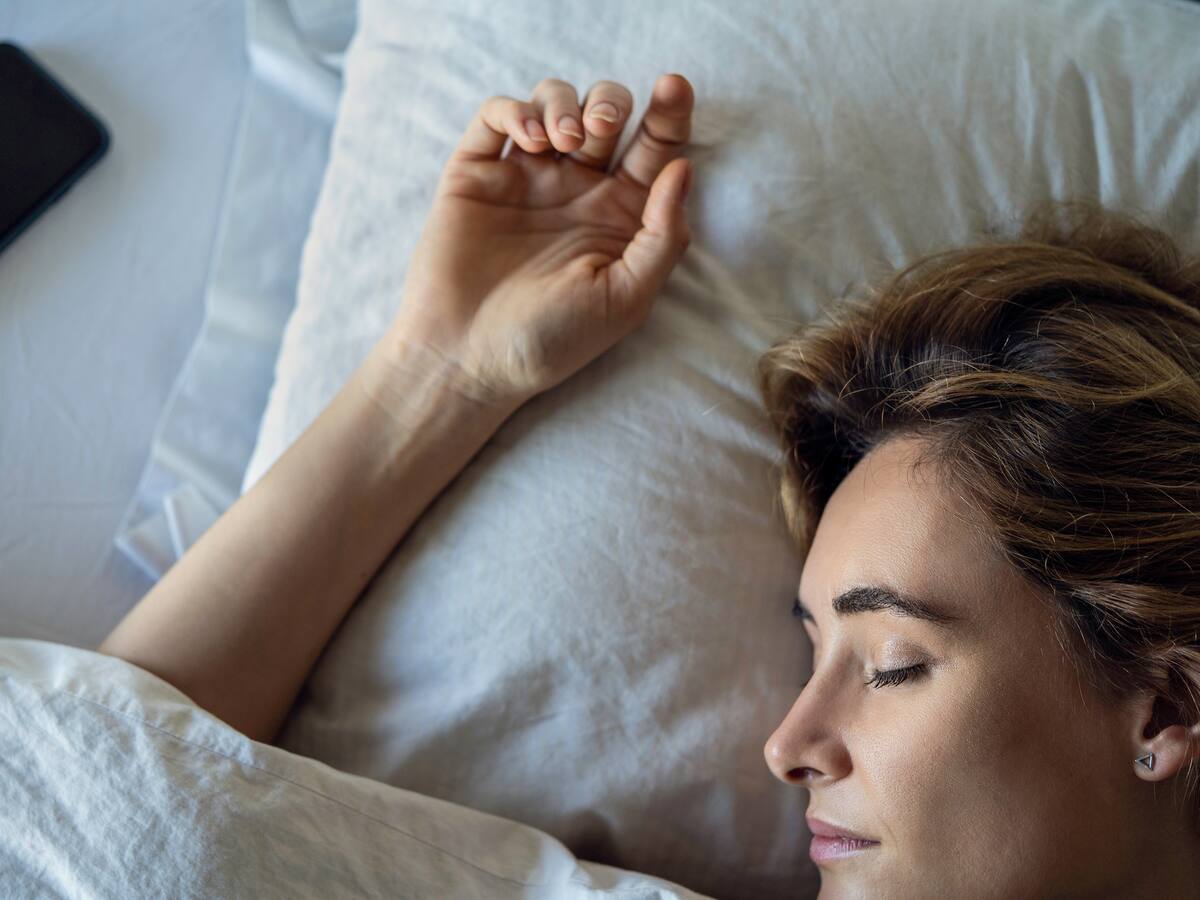 ¿Qué tan malo es dormir con el celular debajo o al lado de la almohada?