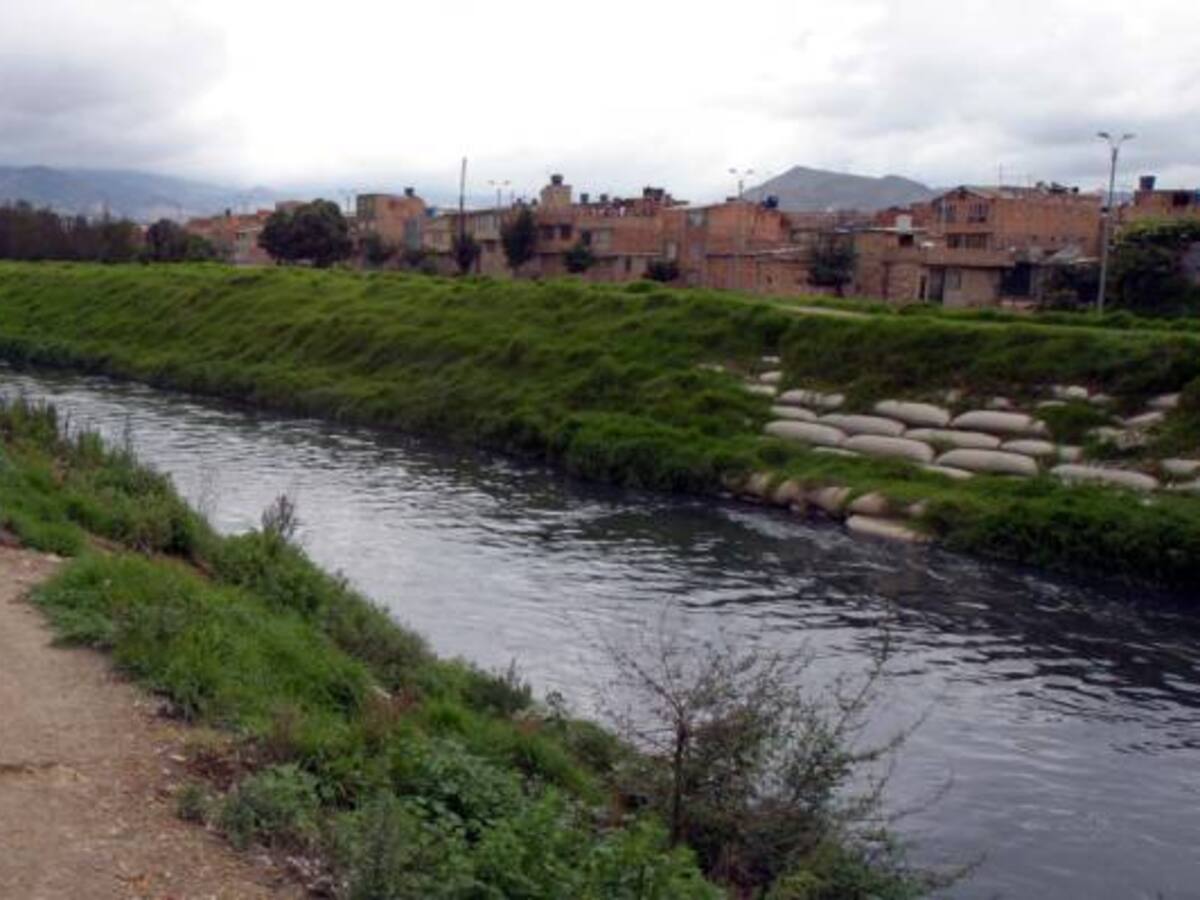 Por contaminar río Tunjuelo sellan cuatro empresas en el sur de Bogotá