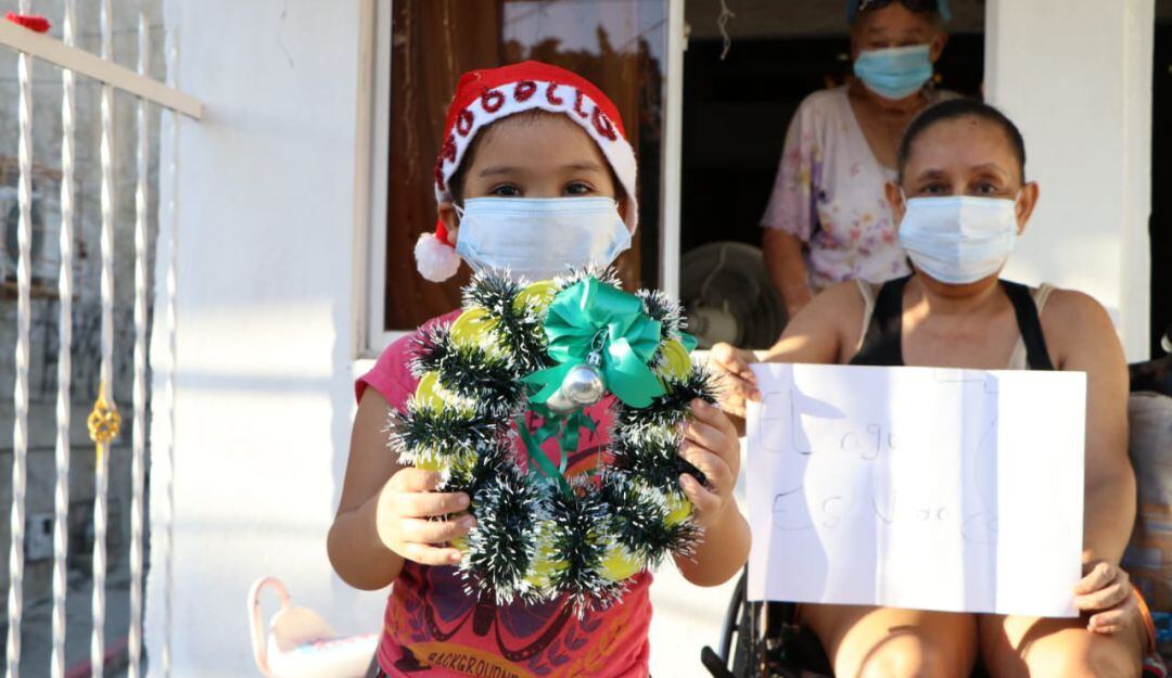 Entrega de regalos a niños en Cartagena