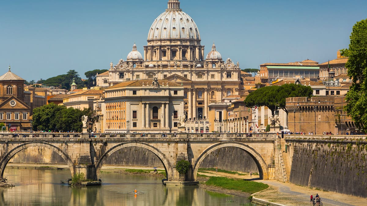 El Vaticano confirma la excomunión de seis obispos tradicionalistas tras desafío al papa