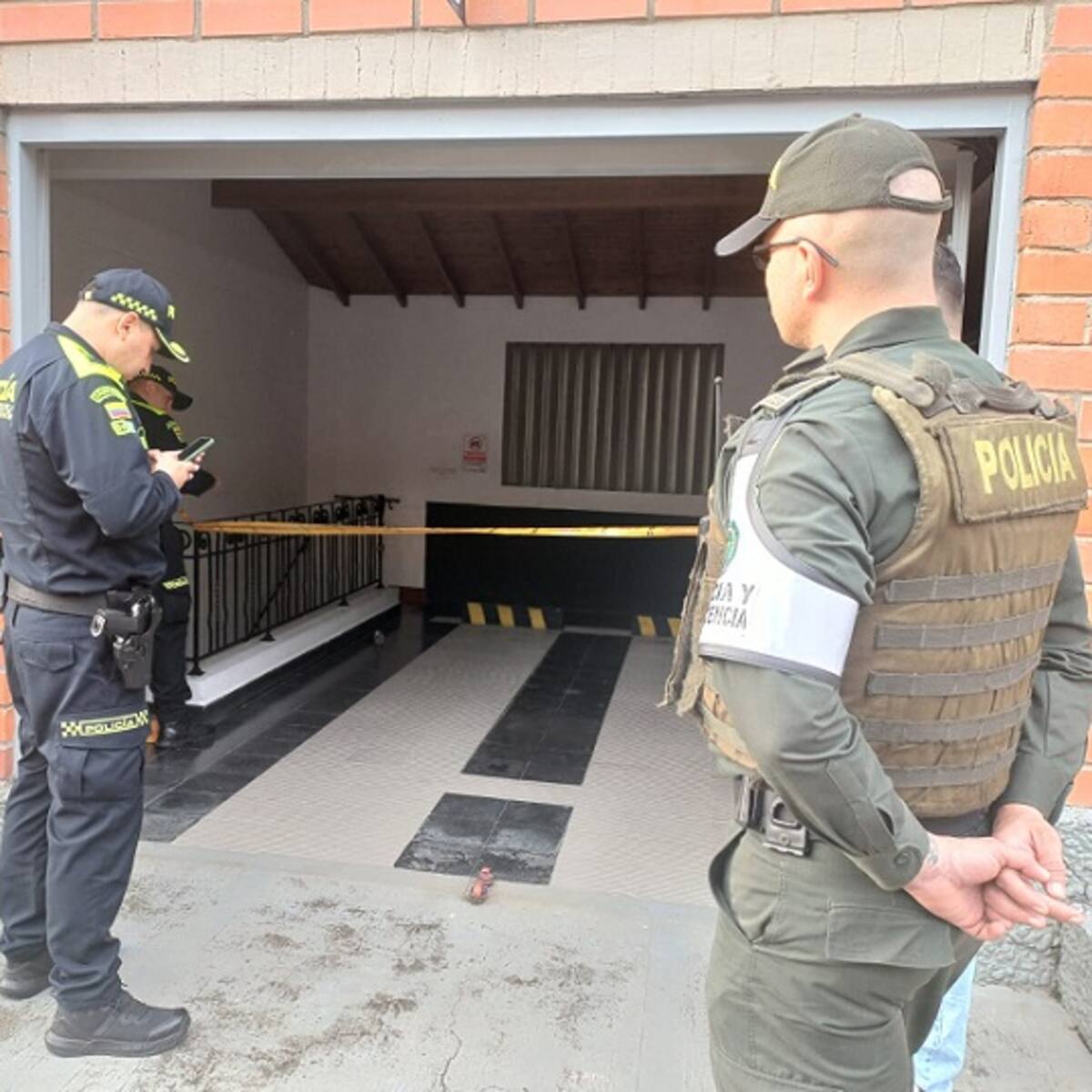 En un motel de La Estrella capturaron a un adulto con dos menores de edad