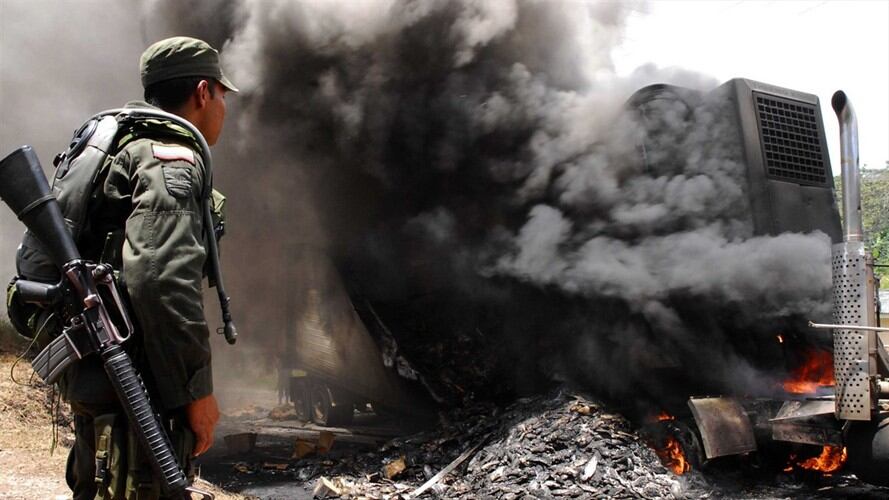 Sujetos desconocidos se subieron a la tractomula, bajaron al conductor y le incendiaron el cabezote/ Imagen de referencia. Foto: Colprensa