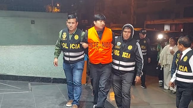 Frame grab from video footage by AFP TV shows the suspected mastermind behind the brutal murders of three young women in a live-streamed attack in Argentina, identified as "Pequeño J," escorted by police officers arriving at the Peruvian police Anti-Drug HQ in Lima on September 30, 2025. The suspected mastermind, Tony Janzen Valverde, "Pequeño J," is a Peruvian national, about 20 years old, and is alleged to operate a drug gang in the Zavaleta neighborhood of Buenos Aires.Carlos MANDUJANO / AFPTV / AFP