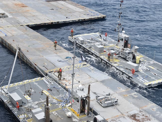 La construcción de un muelle en el Mar Mediterráneo, frente a las costas de Gaza, por parte de ingenieros militares de Estados Unidos.

EFE/  U.S. Army Central