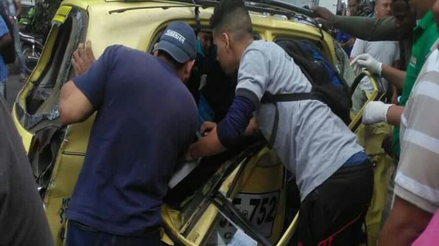 Se presentó un choque entre un bus del Sistema de Transporte Masivo MIO, dos taxis y un vehículo particular. Foto: Erika Rebolledo (W Radio)