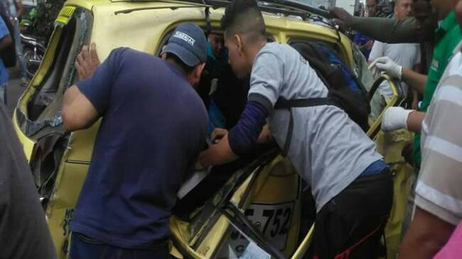 Se presentó un choque entre un bus del Sistema de Transporte Masivo MIO, dos taxis y un vehículo particular. Foto: Erika Rebolledo (W Radio)