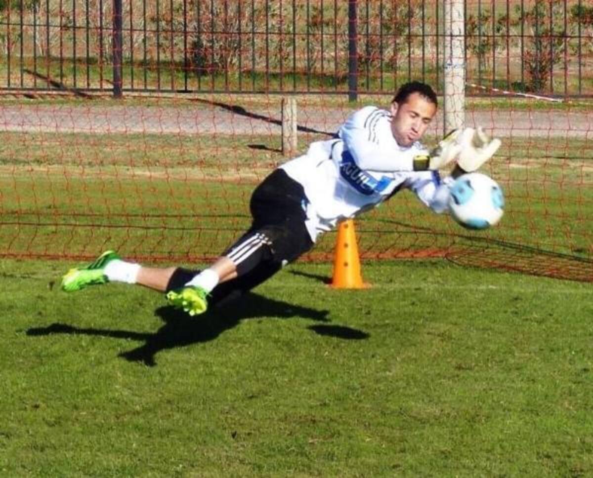 David Ospina en práctica de fútbol, @D_Ospina1 “Buenos días les comparto una foto del dia de hoy”.