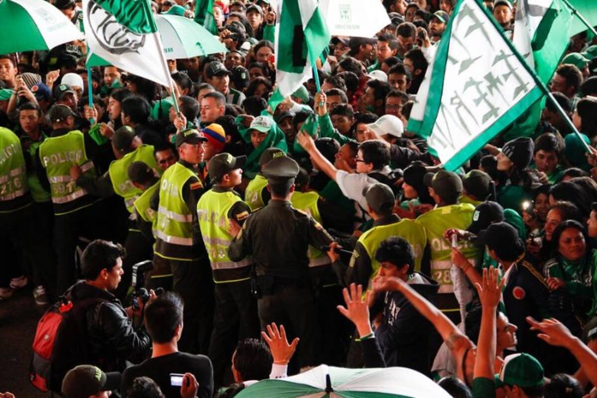Atlético Nacional tiene apoyo masivo de los hinchas de Nacional en Bogotá y a pesar de que no pueden estar en El Campín, sí acompañan al equipo en la disputa de su duodécima estrella.