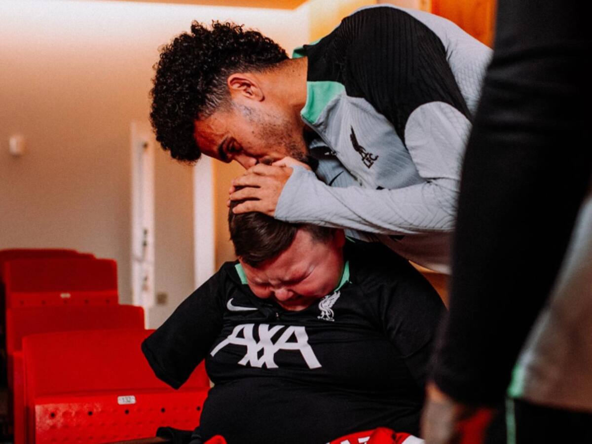VIDEO | Emotivo encuentro entre un niño hincha del Liverpool y Luis Díaz