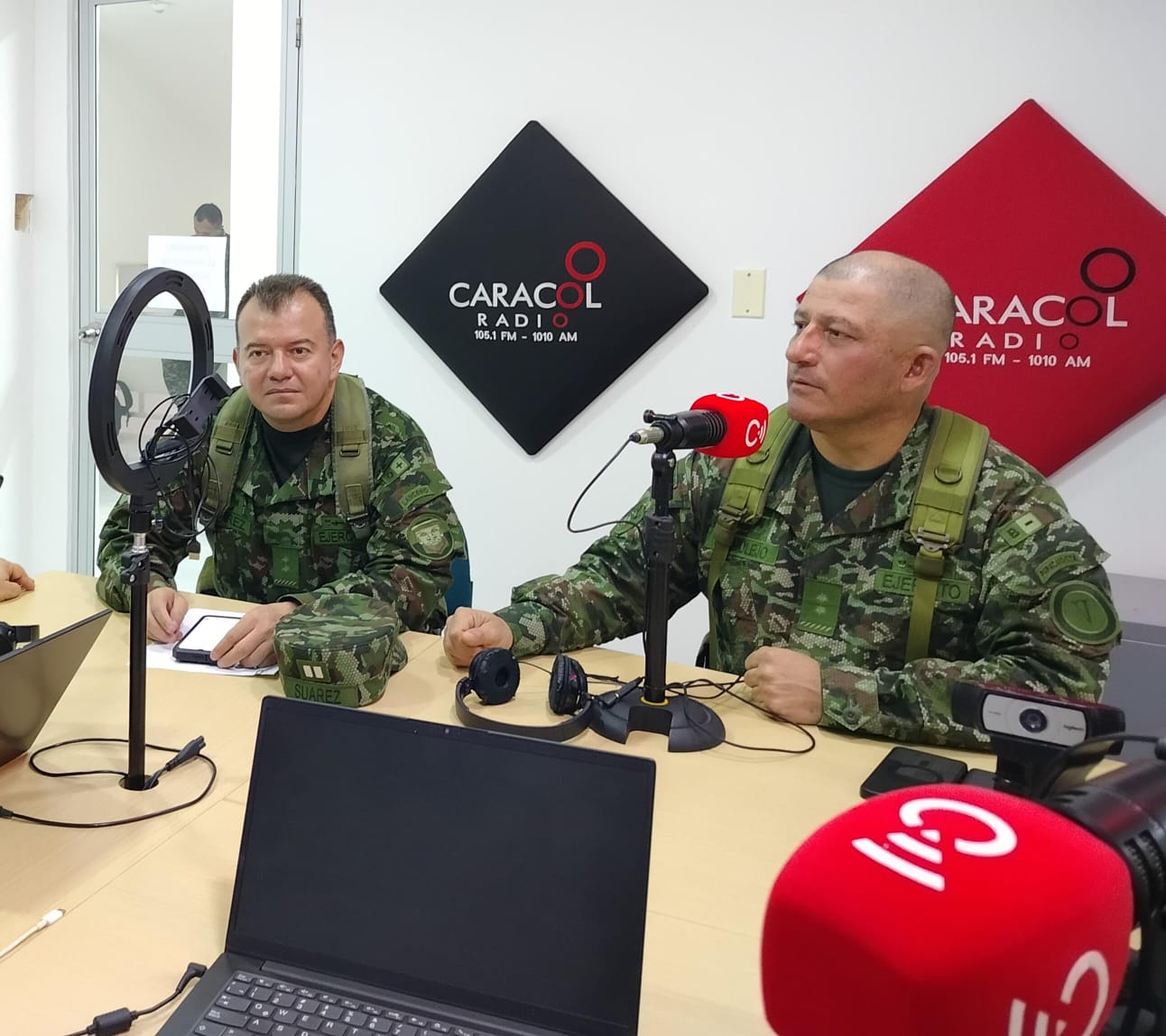 El general César Augusto Suárez y el general Carlos Ernesto Marmolejo durante el anuncio del dispositivo de seguridad electoral y operaciones en Algeciras y el occidente del Huila.