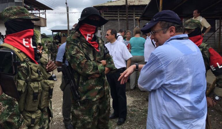 Guerrillero del ELN con negociadores del gobierno