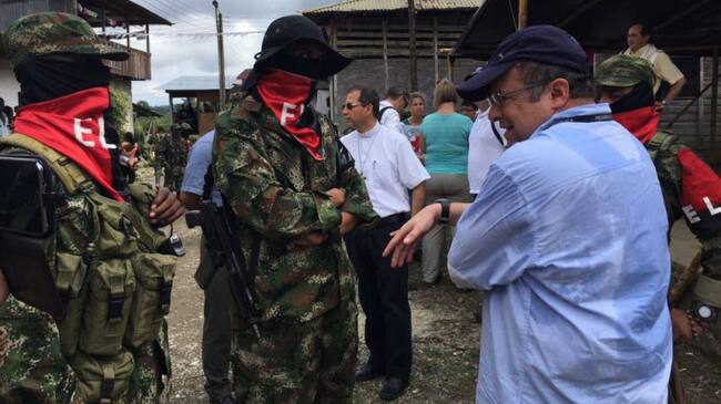 Guerrillero del ELN con negociadores del gobierno