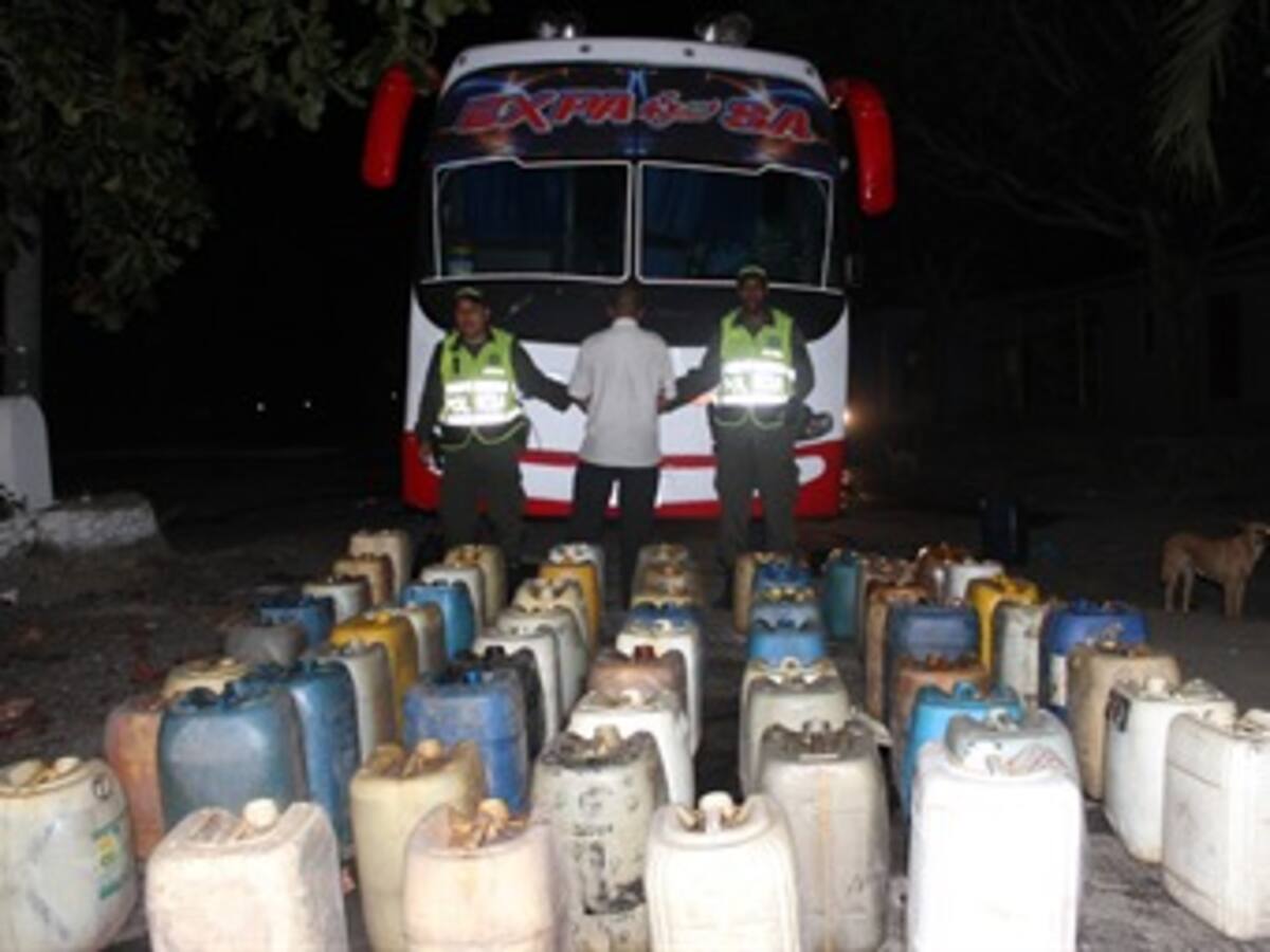 Inmovilizado bus que llevaba encaletada gasolina y mercancía de contrabando