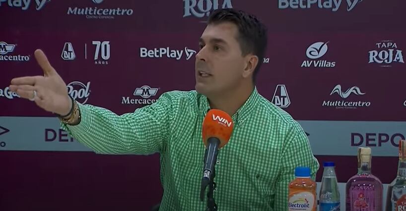 Ismael Rescalvo, DT del Tolima, discute con un periodista en rueda de prensa / Youtube: Dimayor.