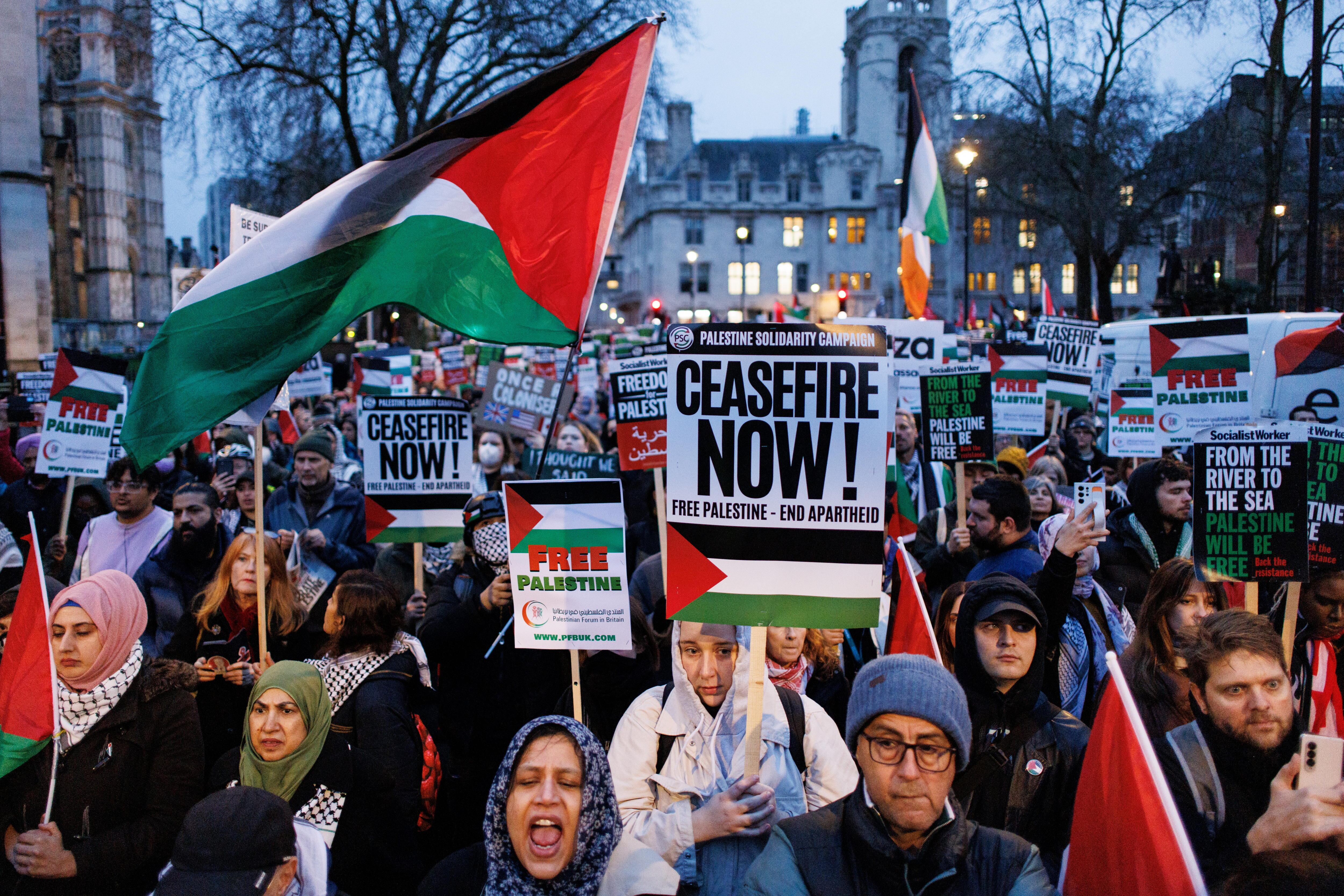 London (United Kingdom), 21/02/2024.- Pro-Palestinian protesters gather at Parliament Square as British MPs are debating a motion in Parliament on calling a ceasefire in Gaza, in London, Britain, 21 February 2024. Britain'Äôs opposition Labour Party'Äôs amendment calls for an 'immediate humanitarian ceasefire' against the government'Äôs amendment calling for an 'immediate humanitarian pause' in Gaza. (Protestas, Reino Unido, Londres) EFE/EPA/TOLGA AKMEN