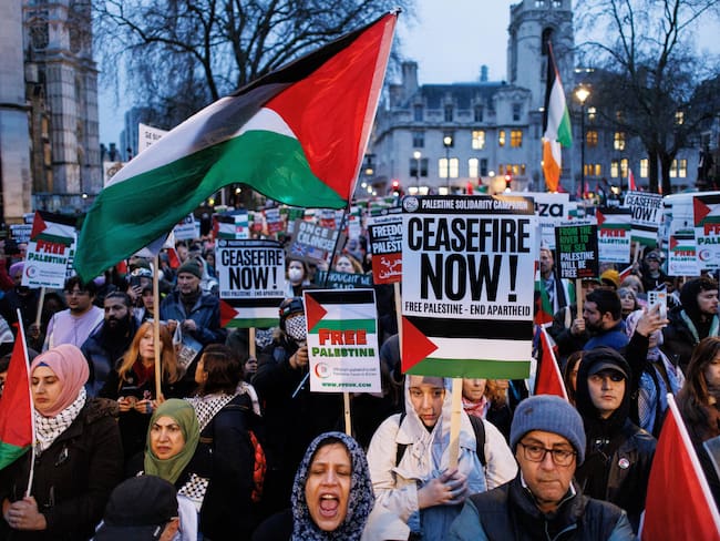 London (United Kingdom), 21/02/2024.- Pro-Palestinian protesters gather at Parliament Square as British MPs are debating a motion in Parliament on calling a ceasefire in Gaza, in London, Britain, 21 February 2024. Britain&#039;Äôs opposition Labour Party&#039;Äôs amendment calls for an &#039;immediate humanitarian ceasefire&#039; against the government&#039;Äôs amendment calling for an &#039;immediate humanitarian pause&#039; in Gaza. (Protestas, Reino Unido, Londres) EFE/EPA/TOLGA AKMEN