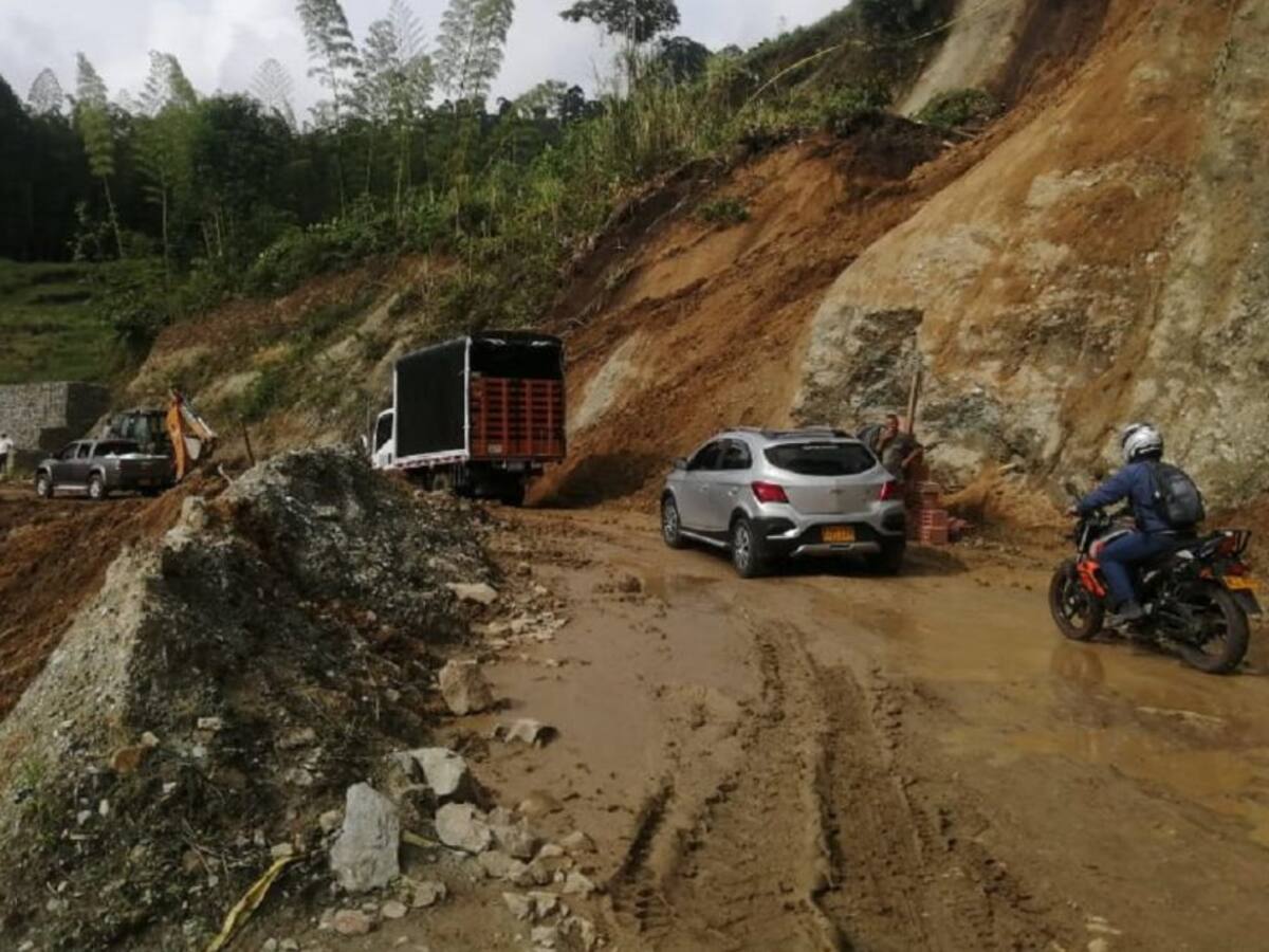 Graves afectaciones en la red vial de Caldas por el invierno
