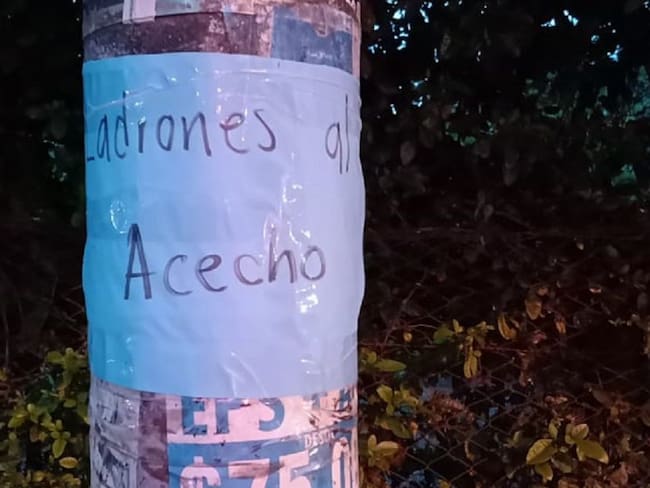 Con carteles en barrio de Floridablanca alertan sobre robos