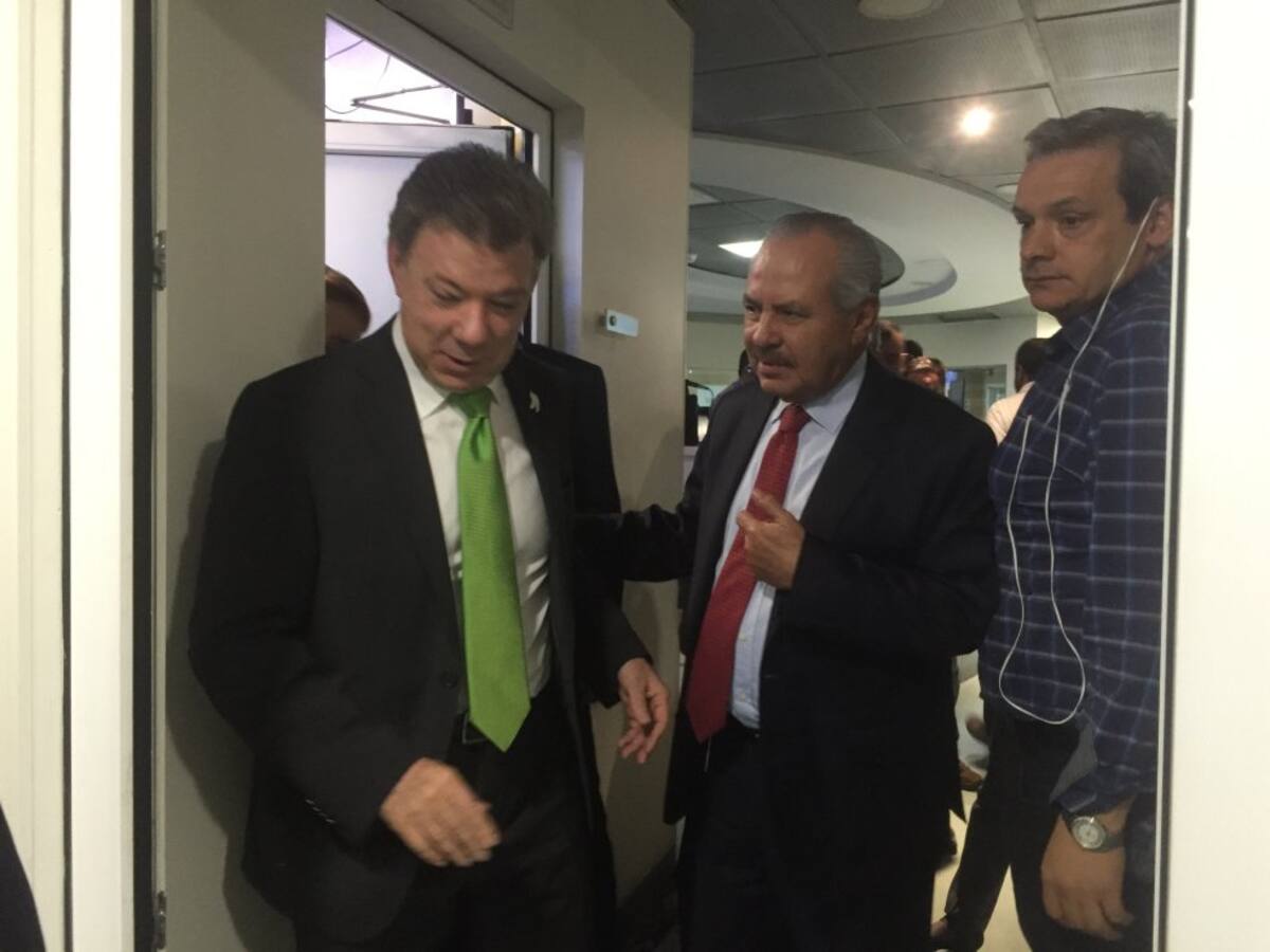 A la salida de la cabina de Caracol Radio, el presidente Santos visitó la cabina de la emisora Tropicana. 