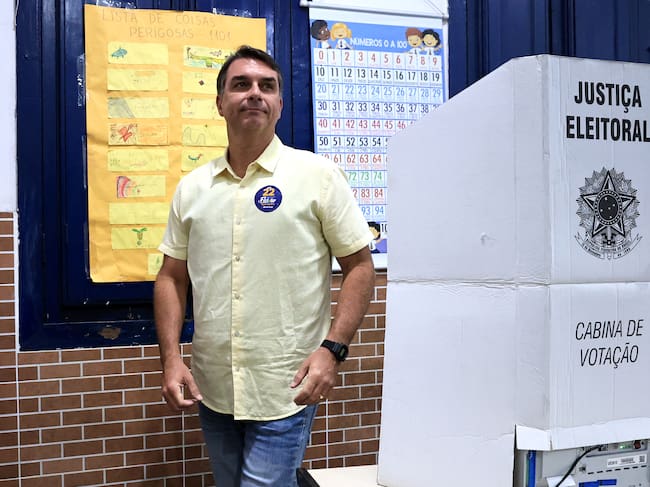 RIO DE JANEIRO, BRAZIL - OCTOBER 25: Flavio Bolsonaro, presidential candidate from the Partido Liberal walks after casting his vote at a school in the Vila Isabel neighborhood of Rio's north zone during general election day on October 25, 2026 in Rio de Janeiro, Brazil. Brazilians will vote for the president who will run the country for the next 4 years. Current president Luiz Inácio Lula Da Silva and Flávio Bolsonaro, son of former president Jair Bolsonaro, face off in a tight presidential runoff. (Photo by Buda Mendes/Getty Images)