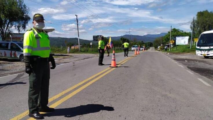 Fuerte dispositivo en carreteras y atractivos para puente festivo