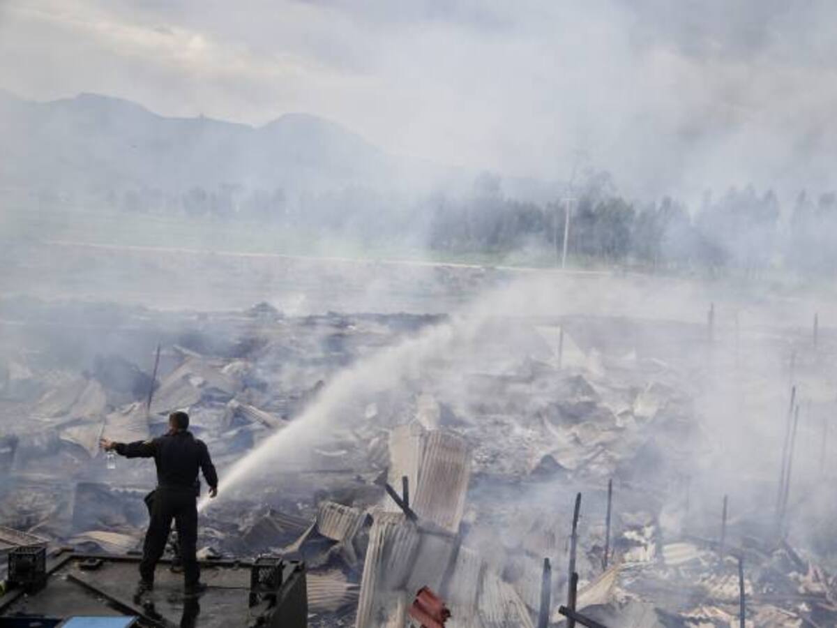 Bomberos tratan de controlar incendio en Bosa