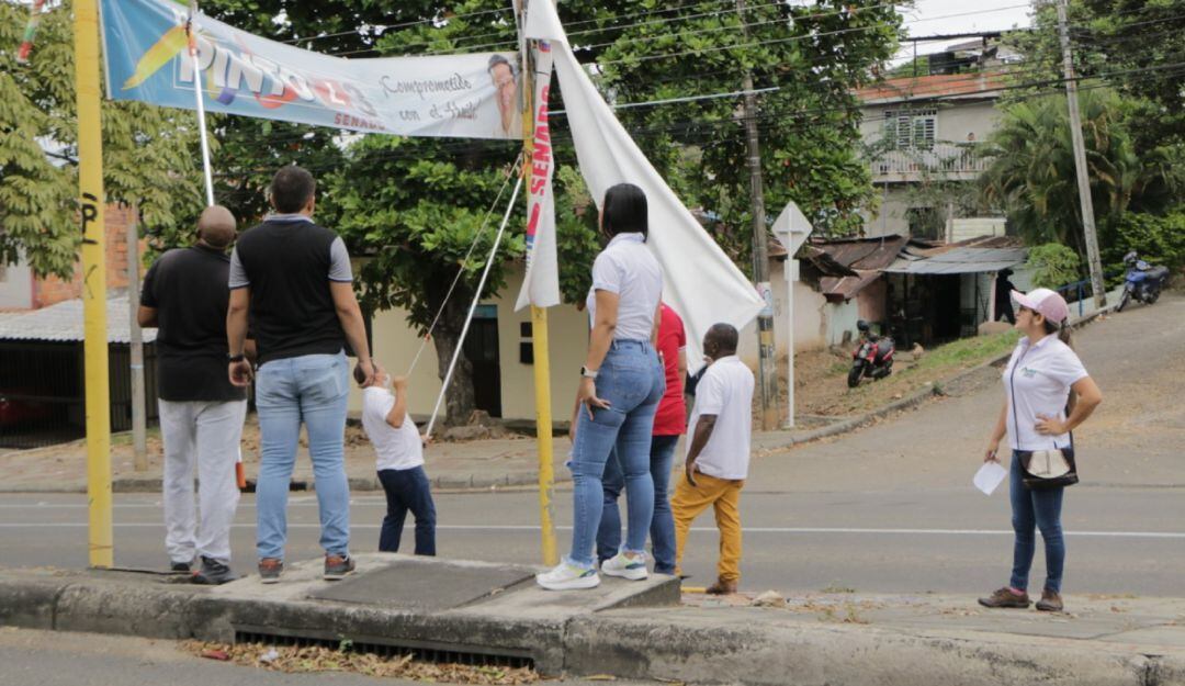 Veinticuatro días después de las elecciones y los candidatos nunca retiraron sus piezas publicitarias.