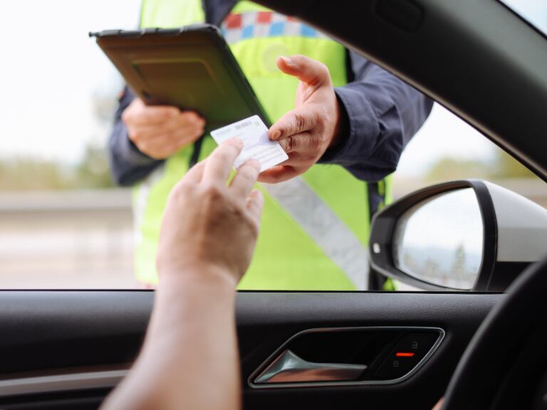 Persona mostrando la licencia de consucción a una autoridad (Foto vía Getty Images)