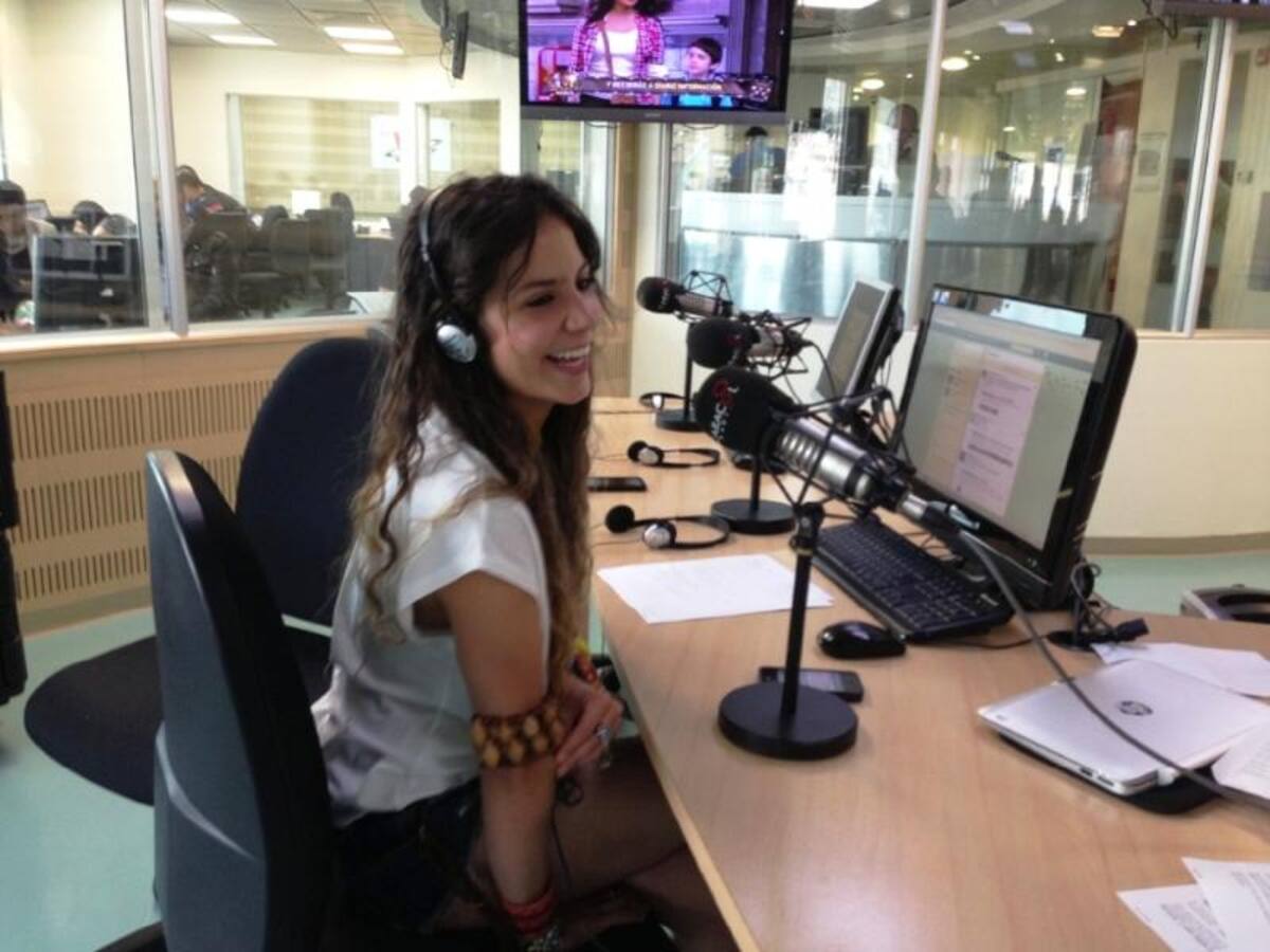 Duina del Mar presenta en Caracol Radio su nueva canción junto a Cabas, Besarte la boquita.