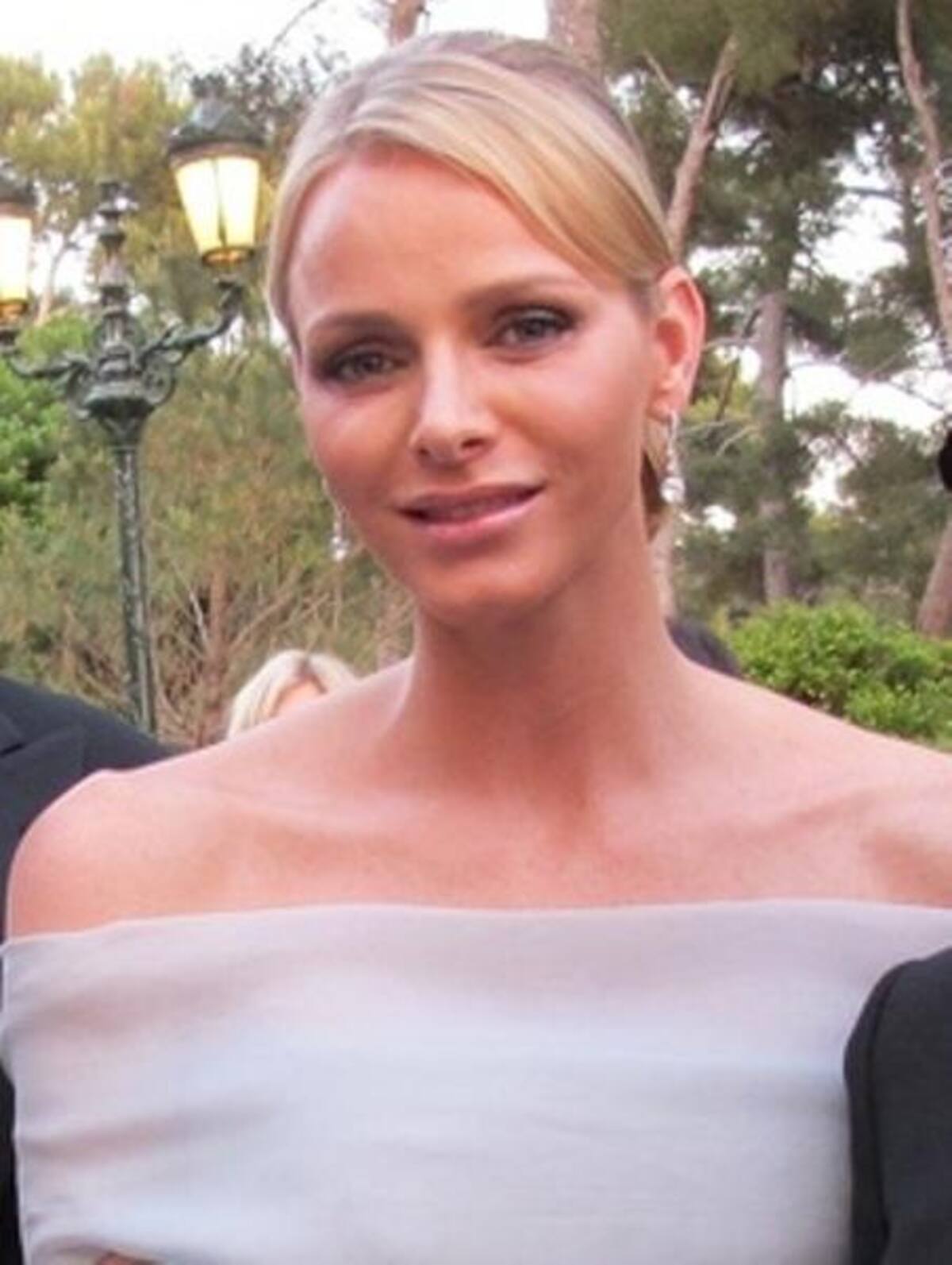 Charlene de Mónaco: su nombre real es Charlene Lynette Wittstock, hija de Michael Kenneth Wittstock, ejecutivo de ventas y de Lynette Wittstock quien es instructora de natación retirada.