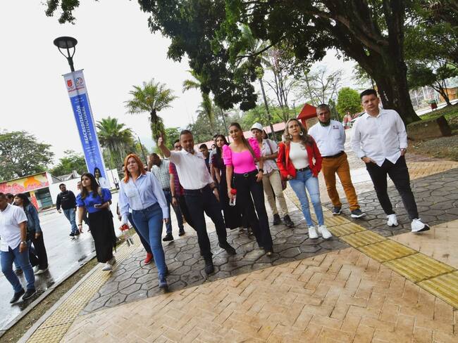 Adriana Matiz gobernadora del Tolima recorre el campus del Alma Máter