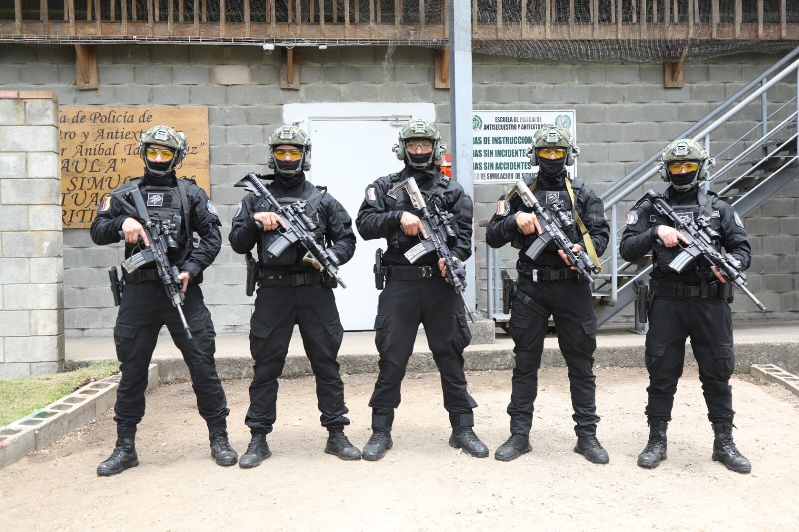 Uniformados de la Policía de Colombia pertenecientes al Comando de Operaciones Especiales y Antiterrorismo COPES (Foto vía cuenta de X de @PoliciaColombia)