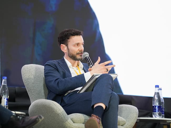 Juan Martínez, representante del Banco Mundial, resaltó el protagonismo que debería tener el sector privado en la reconstrucción | Foto: Caracol Radio