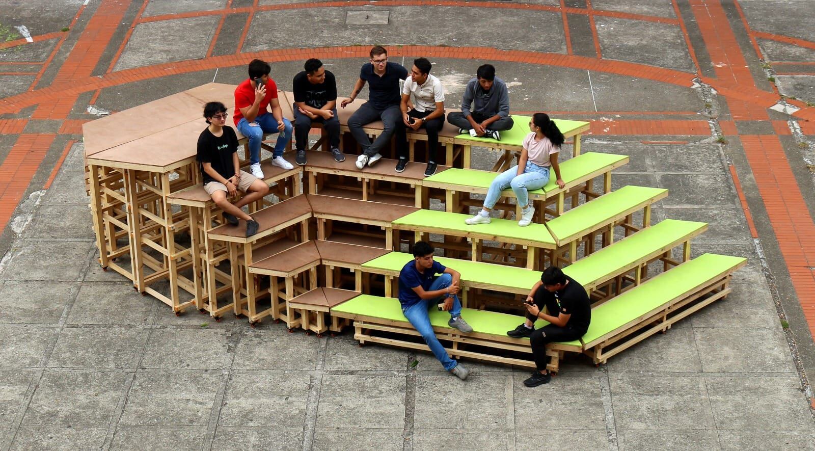 Se trata de la propuesta denominada “Aulatopía” un proyecto realizado en conjunto con estudiantes de ingeniería de la Universidad Corhuila, que fue merecedor del trofeo “Clap Platinum 2023”, en la categoría de mejor diseño para exhibición comercial o arquitectura efímera.