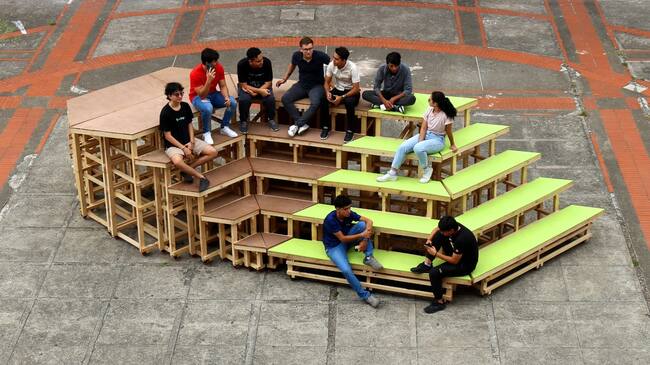 Se trata de la propuesta denominada “Aulatopía” un proyecto realizado en conjunto con estudiantes de ingeniería de la Universidad Corhuila, que fue merecedor del trofeo “Clap Platinum 2023”, en la categoría de mejor diseño para exhibición comercial o arquitectura efímera.