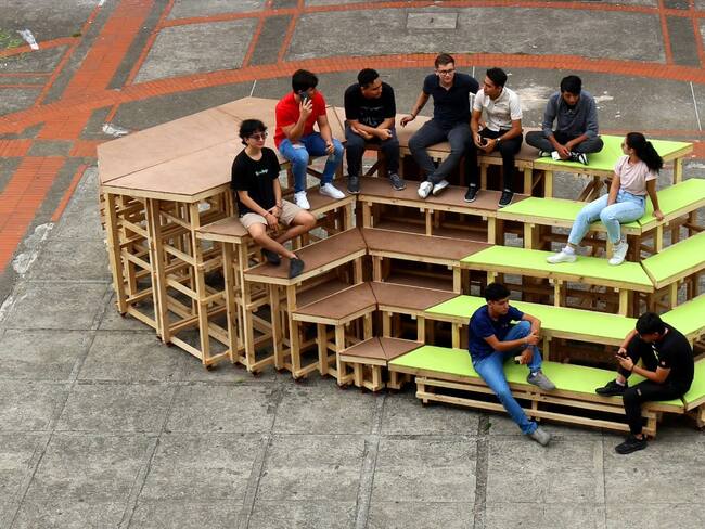 Se trata de la propuesta denominada “Aulatopía” un proyecto realizado en conjunto con estudiantes de ingeniería de la Universidad Corhuila, que fue merecedor del trofeo “Clap Platinum 2023”, en la categoría de mejor diseño para exhibición comercial o arquitectura efímera.