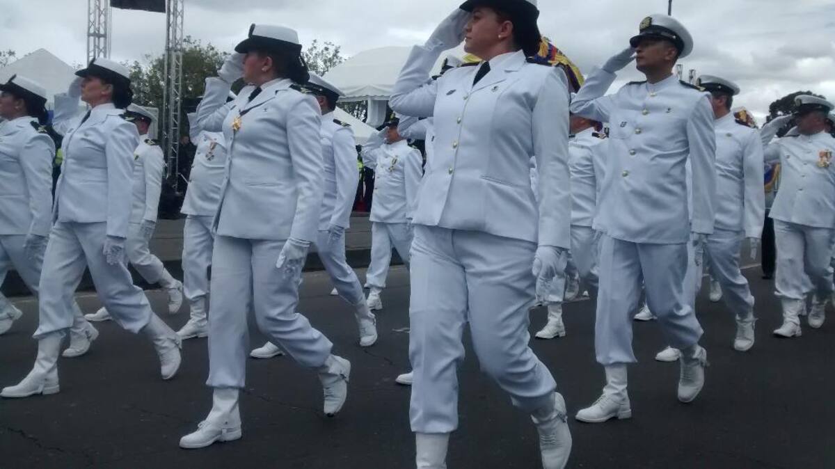 Miles de personas en todo el país se movilizan para observar los desfiles del 20 de julio.