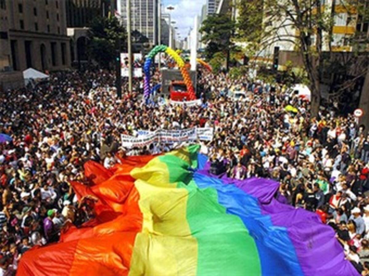 Brasileños desafían lluvia y marchan para salir del armario en la Parada Gay