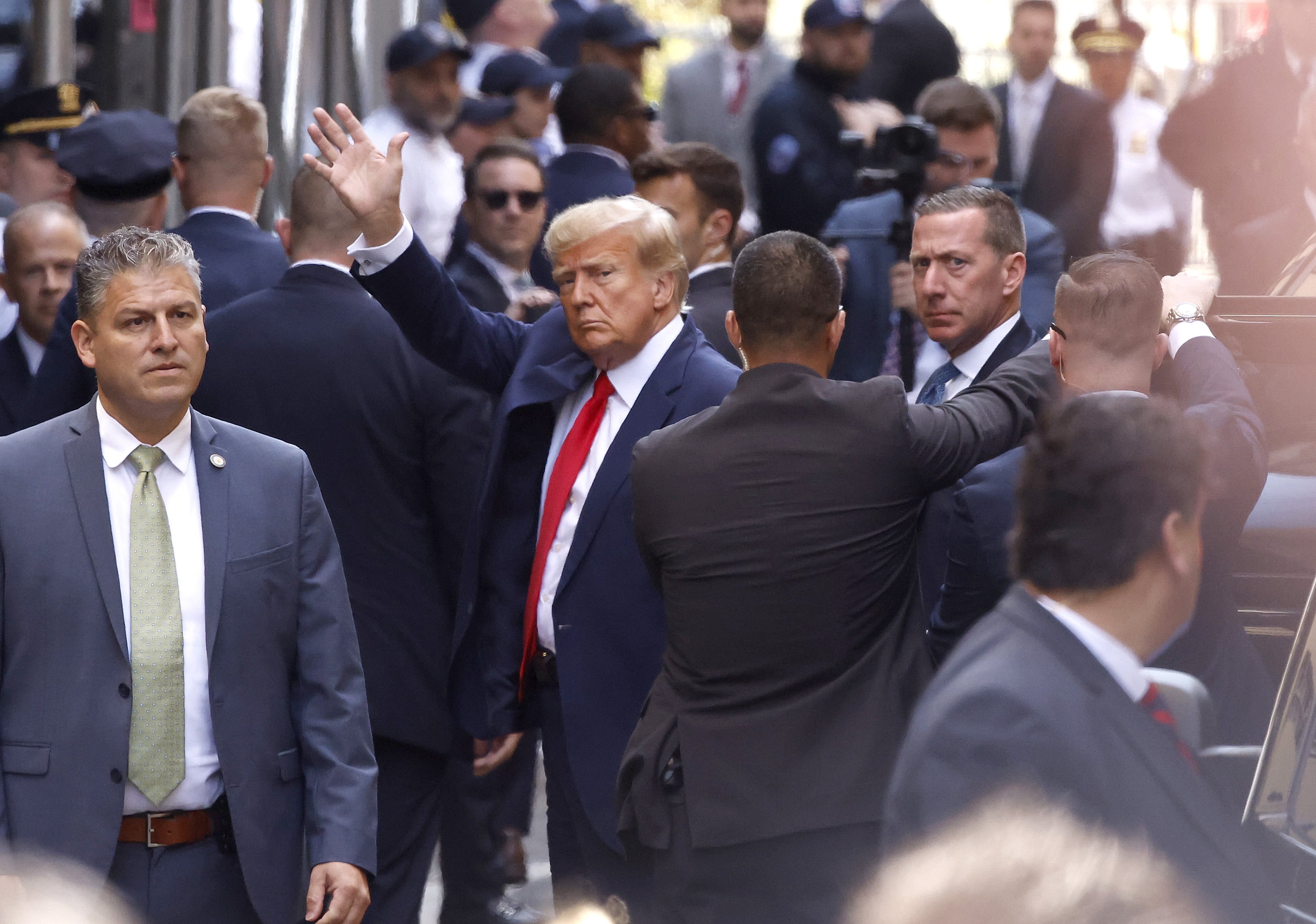 l ex presidente de los Estados Unidos, Donald Trump, saluda cuando llega al Tribunal Penal de Manhattan el 04 de abril de 2023 en Nueva York, Nueva York. Foto: Foto de Kena Betancur/Getty Images.