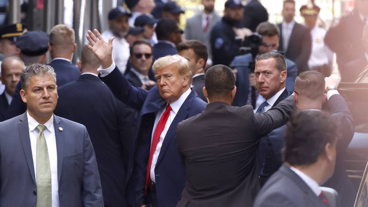 Expresidente Donald Trump bajo custodia de la policía en Nueva York