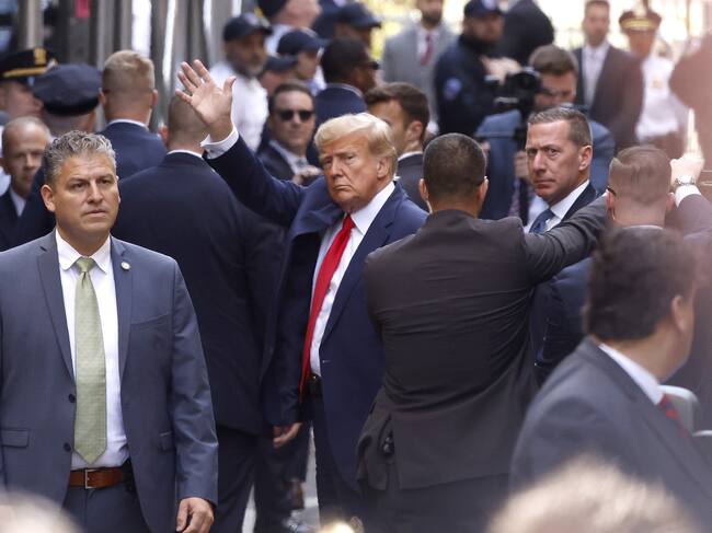 l ex presidente de los Estados Unidos, Donald Trump, saluda cuando llega al Tribunal Penal de Manhattan el 04 de abril de 2023 en Nueva York, Nueva York. Foto: Foto de Kena Betancur/Getty Images.