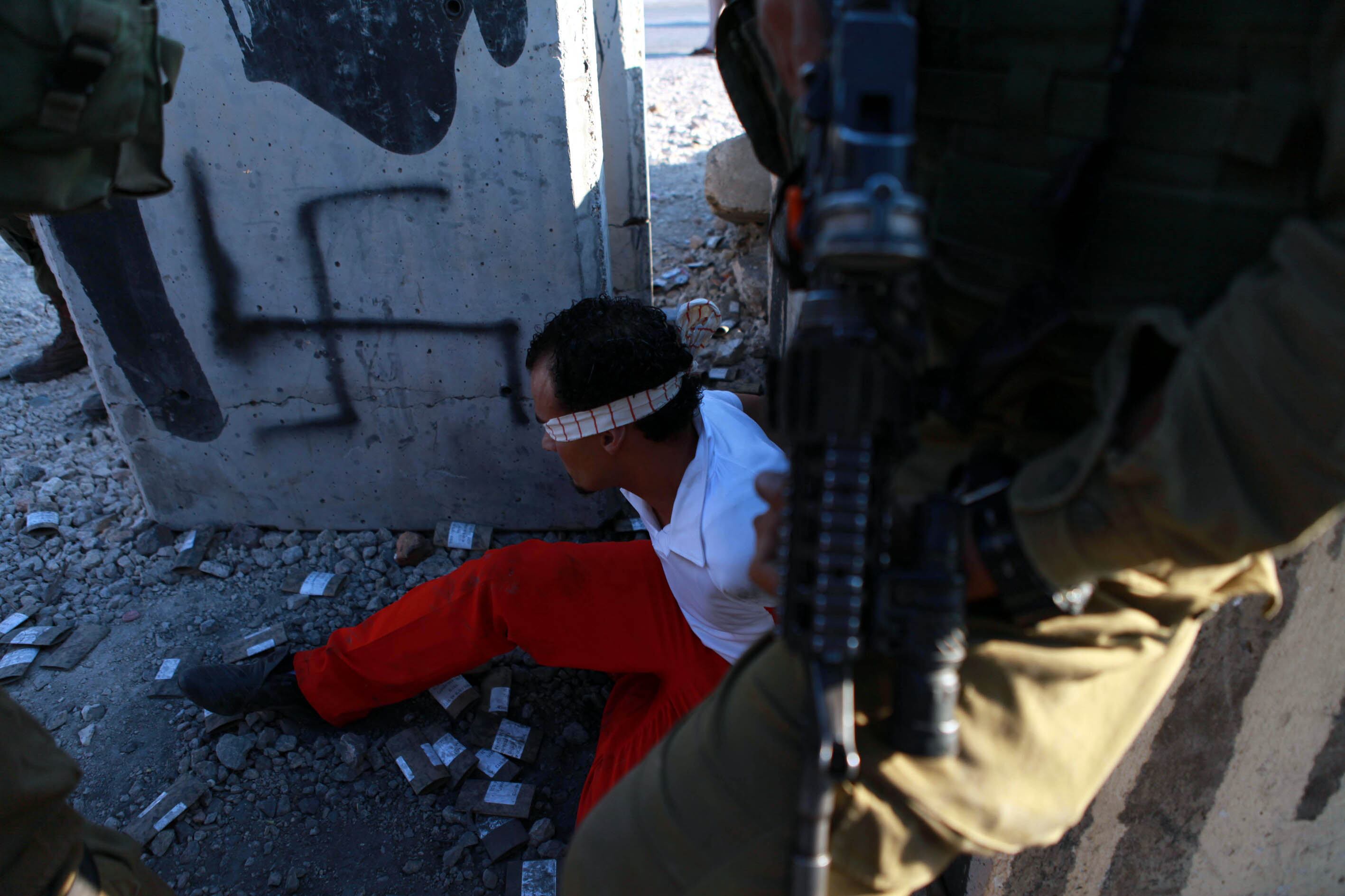 Ciudadano palestino detenido por soldados de Israel en medio de una manifestación. 
(Foto:    Shadi Hatem/Anadolu Agency/Getty Images)