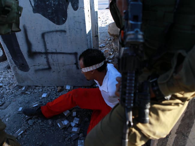 Ciudadano palestino detenido por soldados de Israel en medio de una manifestación.
(Foto: Shadi Hatem/Anadolu Agency/Getty Images)