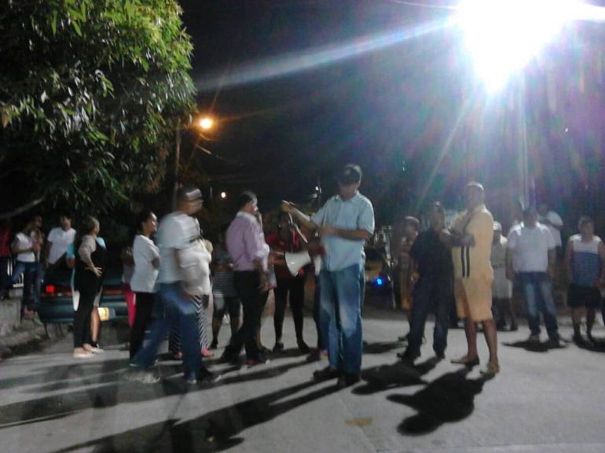 Parranda vallenata con sancocho en la vía por altos decibeles en el barrio El Carmen