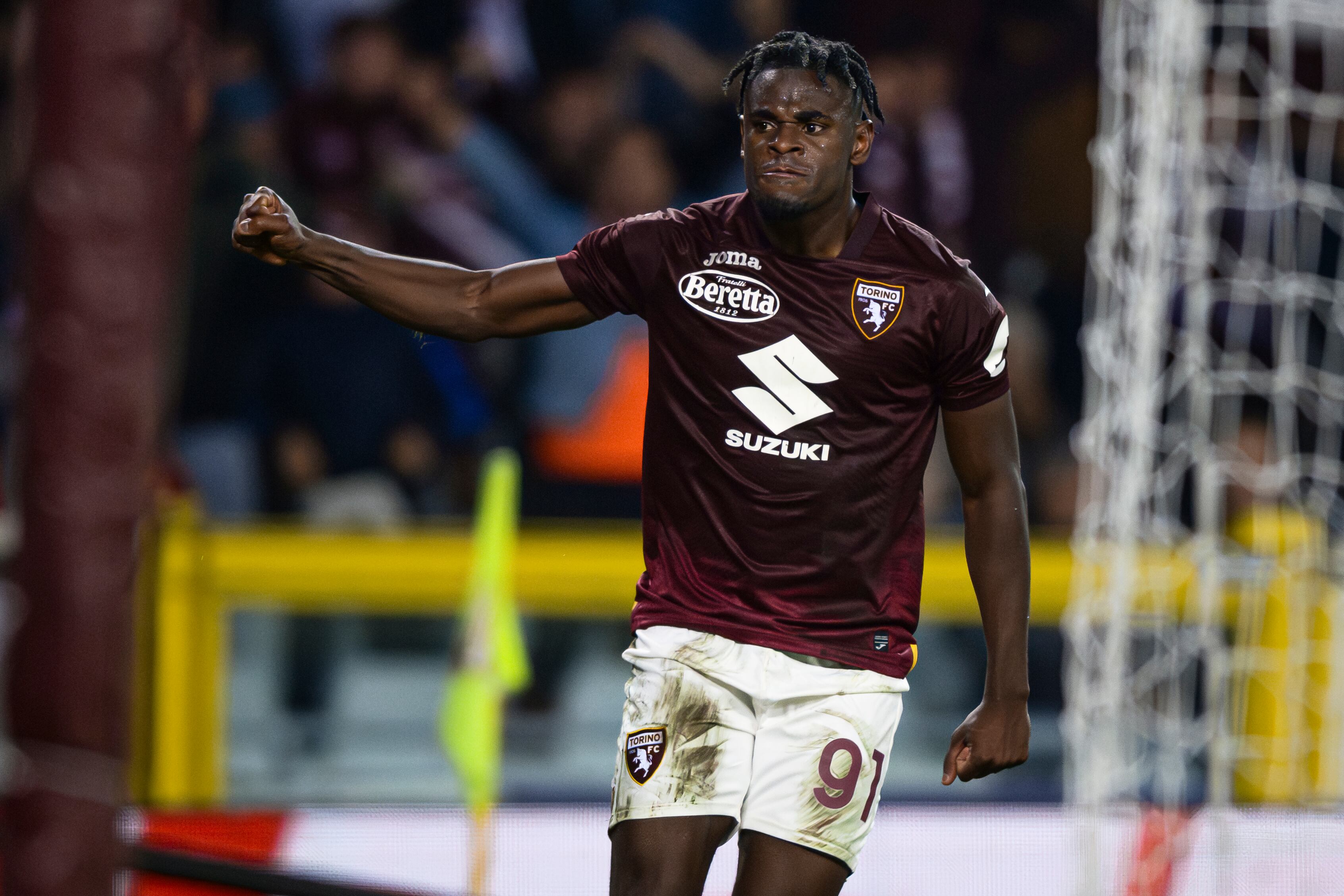 Duvan Zapata celebrando tras el gol ante la Roma (Photo by Nicolò Campo/LightRocket via Getty Images)