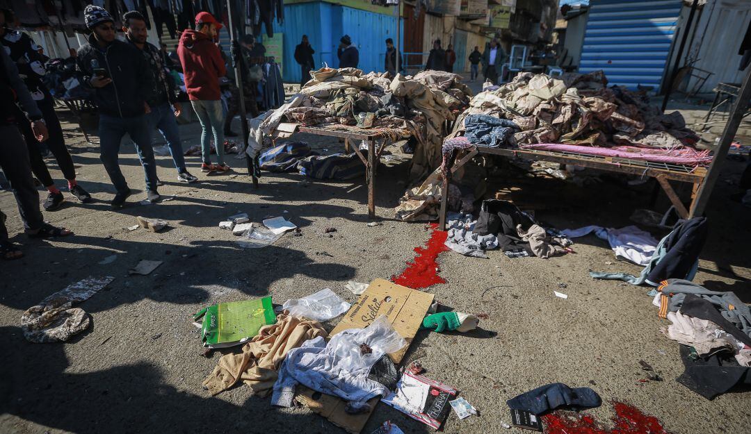 El mercado de ropa de Bagdad tras el atentado suicida doble que dejó 32 personas muertas.