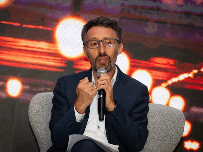 Luis Felipe Lota, director de la Región Metropolitana BogotáCundinamarca, hizo énfasis en establecer medidas para agilizar los procesos aeroportuarios. | Foto: Caracol Radio