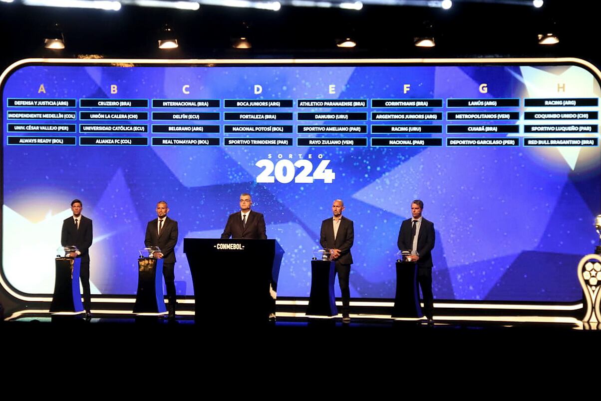AMDEP8141. LUQUE (PARAGUAY), 18/03/2024.- El director de competiciones de clubes de la Conmebol Frederico Nantes (c) dirige el sorteo de la fase de grupos de la Copa Sudamericana este lunes, en la sede de la Conmebol en Luque (Paraguay). El actual monarca de la Copa Sudamericana, L.D.U de Quito, se enfrentará en la Libertadores, como cabeza del grupo D, al colombiano Junior, al Universitario de Perú y al Botafogo de Brasil. EFE/ Nina Osorio